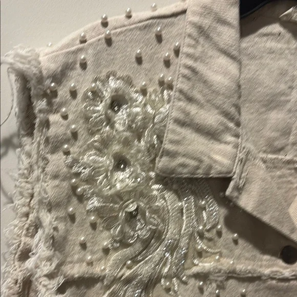 POL Cream Vest with Distressed Details - Picture 6 of 6